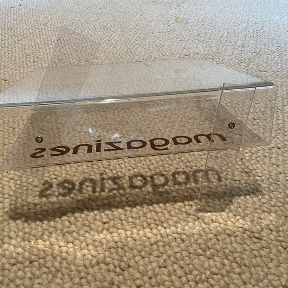 VINTAGE MAGAZINE RACK WITH WORD MAGAZINE AND MOVABLE FEET TO SUPPORT - Picture 5 of 5